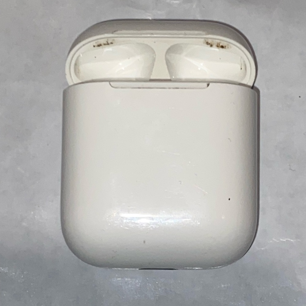 FAIR Apple AirPods Wireless Charging Case 1st Generation.